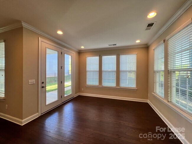 Building Photo - 15531 Laverack Ln