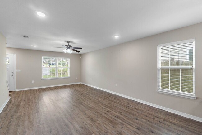 Building Photo - 426 Eisenhower Dr