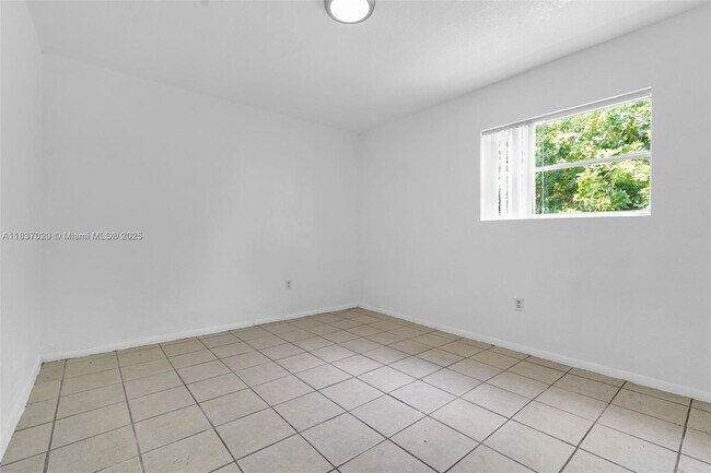 Building Photo - 2435 Plunkett St
