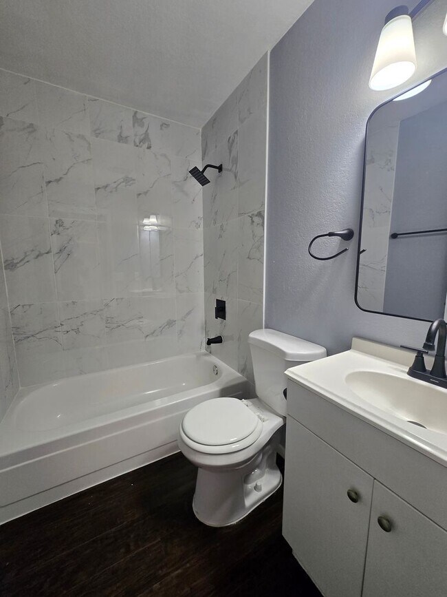 Building Photo - 3 Bedroom Apartment