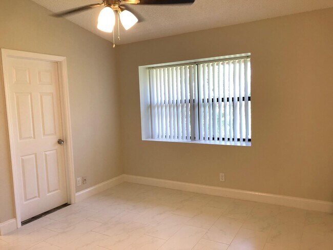 Building Photo - 3711 Carambola Cir N
