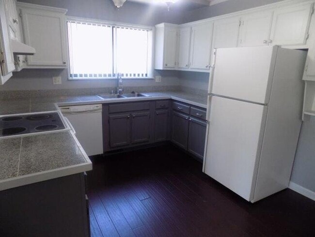 Building Photo - 2127 Hopkins Dr