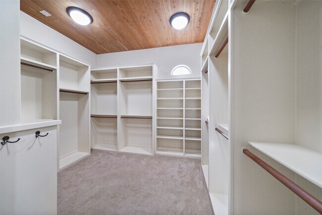 Building Photo - 30 N Palmiera Cir