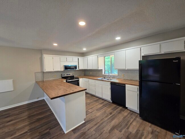 Building Photo - 1209 Governors Dr SE
