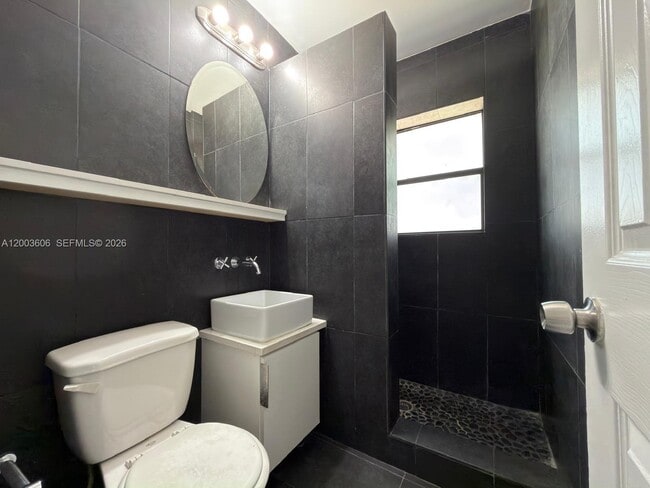 Building Photo - 1325 NW 11th Ct