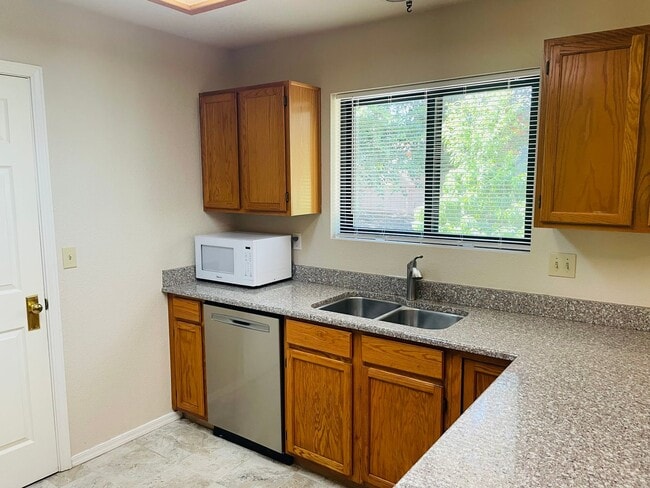 Building Photo - Single family home in the Village of Oak Creek