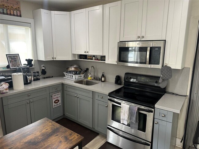 Building Photo - 1147 NE 113th St