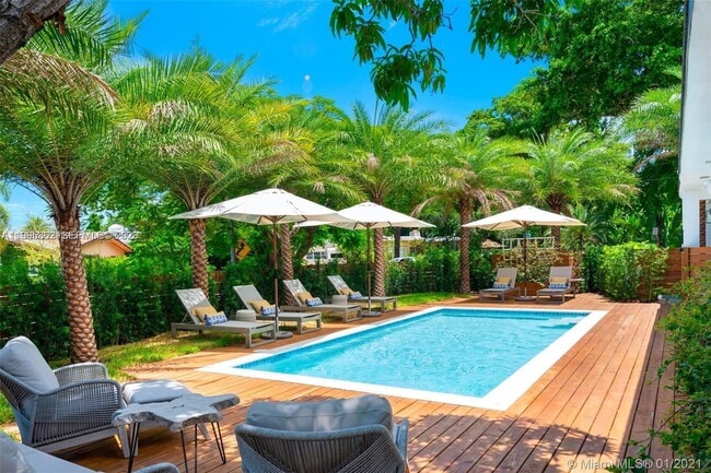 Building Photo - 2575 Pine Tree Dr