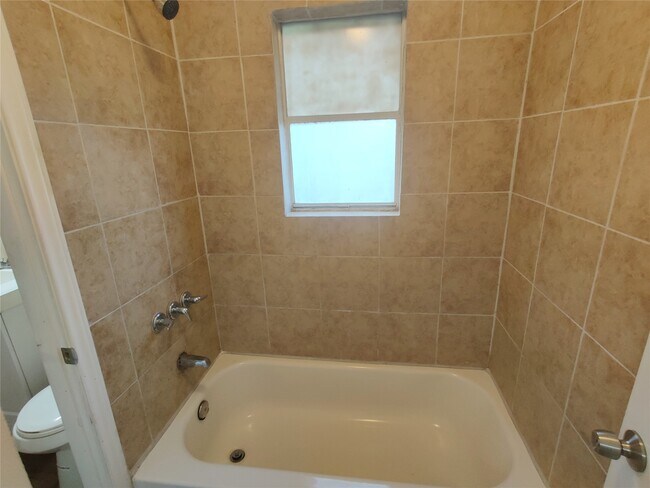 Building Photo - 1003 Dyche Ln