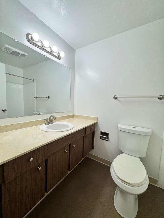 Building Photo - AVAILABLE NOW! Spacious 2 Bed, 1.5 Bathroo...