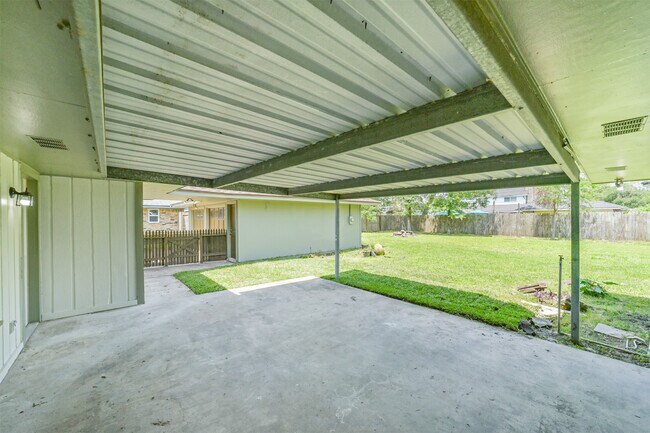 Building Photo - 306 Red Bud Ln
