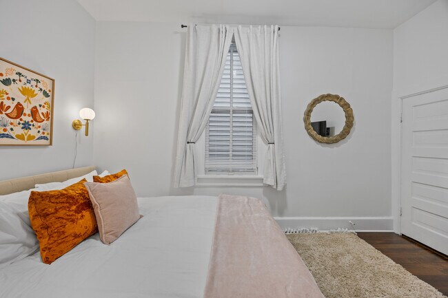 Building Photo - 2148 W Belle Plaine Ave