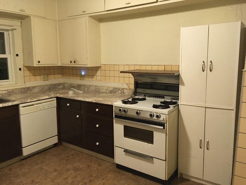 Kitchen - 419 Houston St