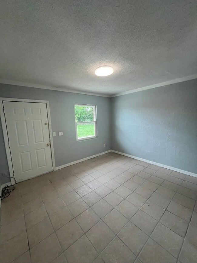 Building Photo - Nice 2BR/1BA Duplex Near Schools in Winter Haven!