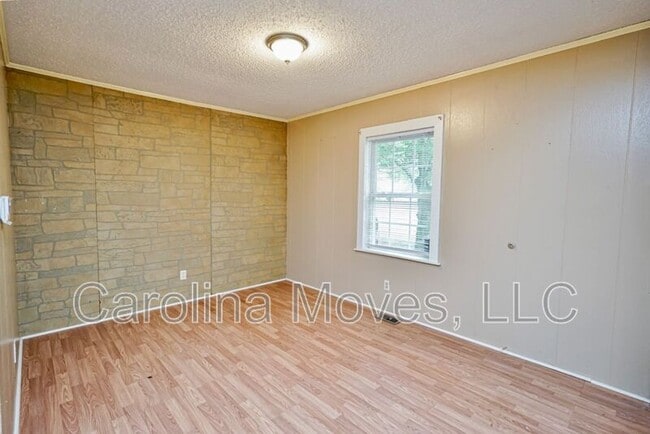 Building Photo - 196 Mc Arthur St