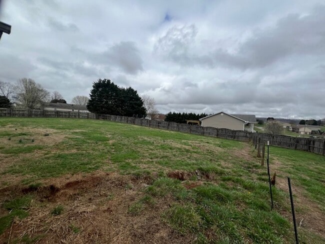 Building Photo - Move In Ready!!