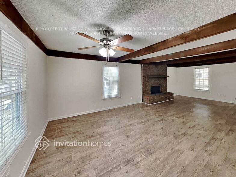 Building Photo - 3550 Valley Dr SW