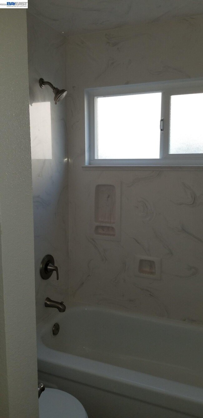 Building Photo - 6067 Inglewood Dr