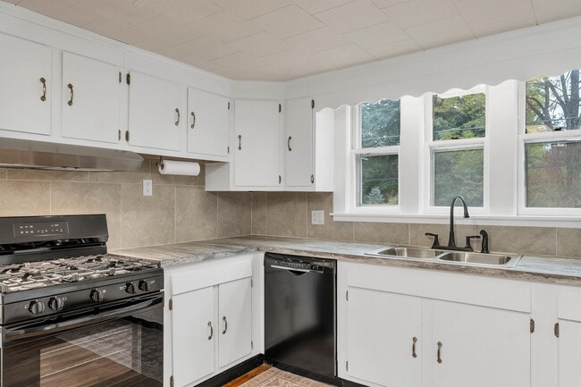 Building Photo - 86 Main St