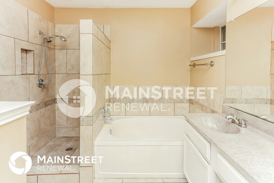 Building Photo - 2425 Bennington Dr