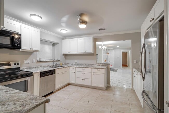 Building Photo - 2912 Camelot Ln