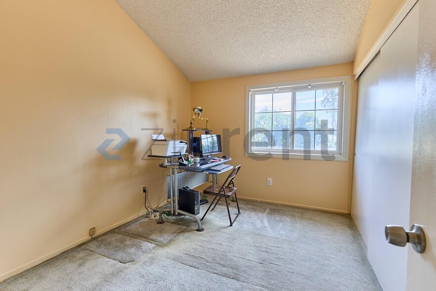 Building Photo - Unit