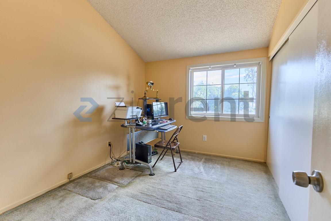 Building Photo - Unit