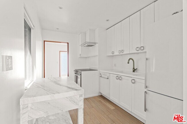 Building Photo - 2425 Cloy Ave