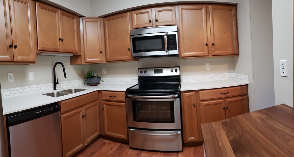 Building Photo - 720 W Village Rd