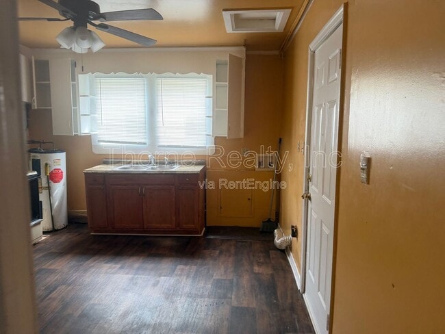 Building Photo - 517 NE Main St