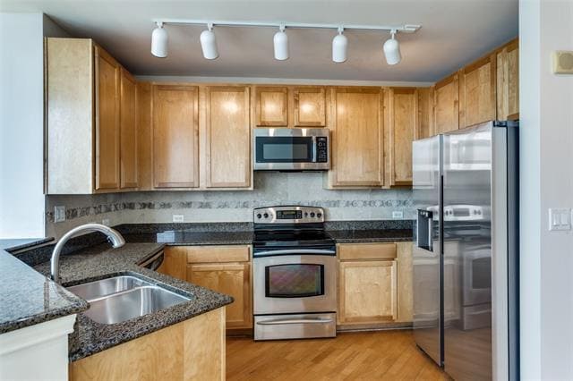 Building Photo - 500 Throckmorton St