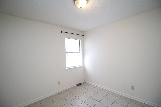Building Photo - Affordable 2BR with Utilities Included – G...