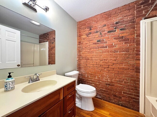 Building Photo - 362 Granville Rd