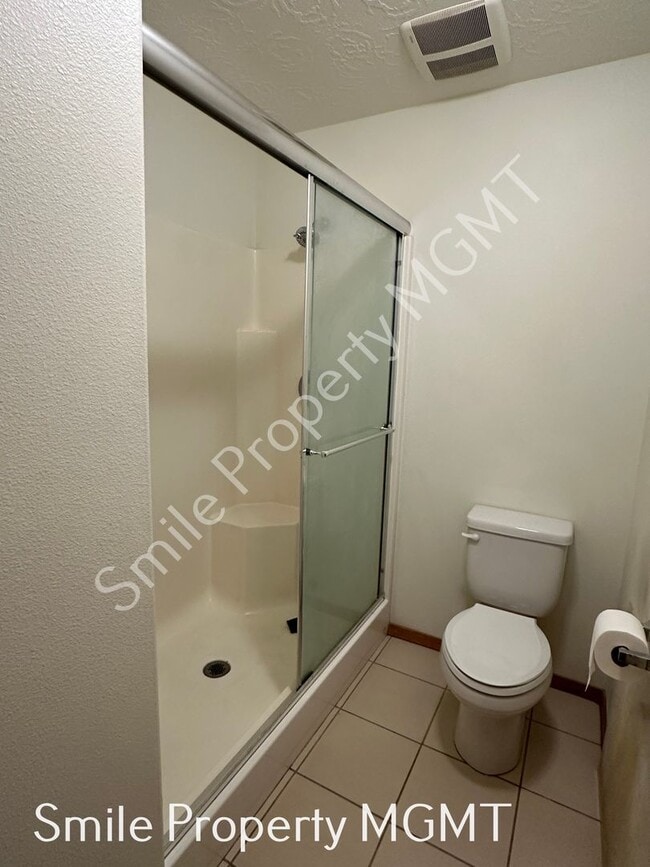 Building Photo - Lovely house with 4 bedrooms, 2 bonus room...