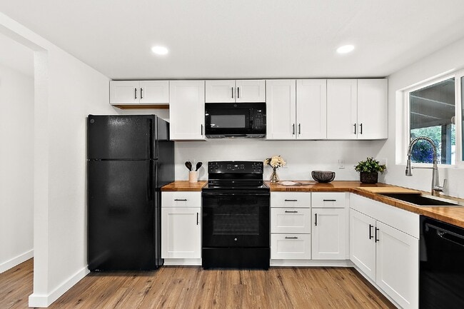 Building Photo - Newly Remodeled 1-Bedroom Duplex Unit with...
