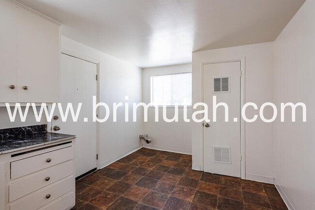 Building Photo - 410 Welby Ave S