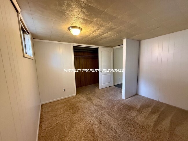 Building Photo - 4 Bedroom Home Near Downtown Lee’s Summit