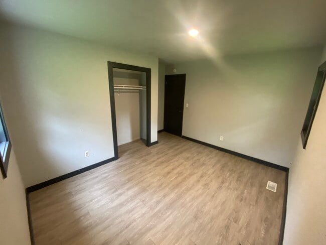 Building Photo - 908 Shasta Dr