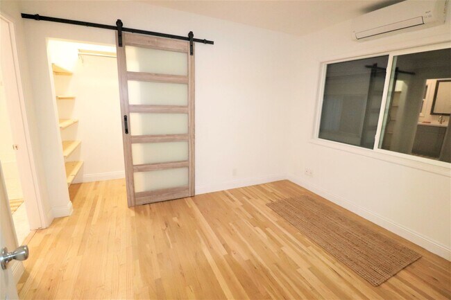 Building Photo - 1230 N Hollywood Way