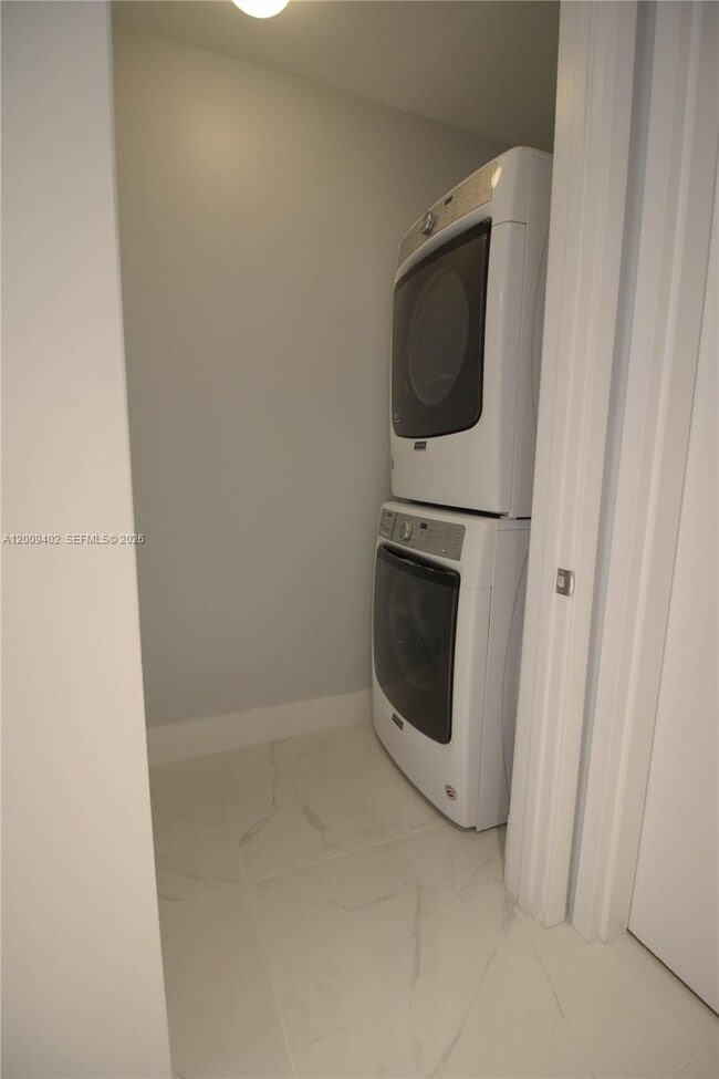 Building Photo - 5000 Island Estates Dr