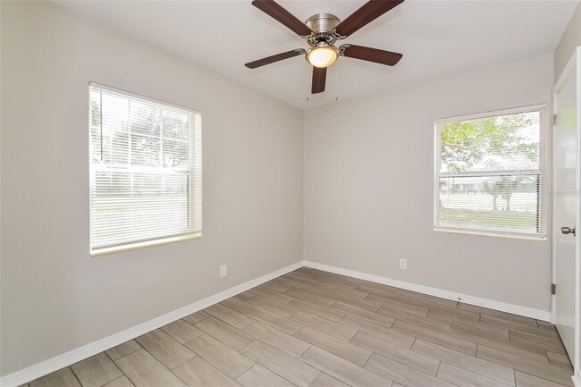 Building Photo - 4542 Tarpon Dr