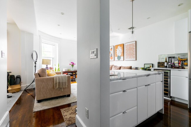 Building Photo - Gorgeous, updated 2 bed condo in Brookline!