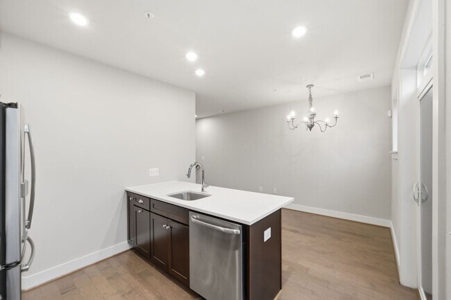 Building Photo - Georgia Row Townhome | 2 Bed | 2.5 Bath | 1,400 Sf | Juliet Balcony | 1 Assigned Parking Space