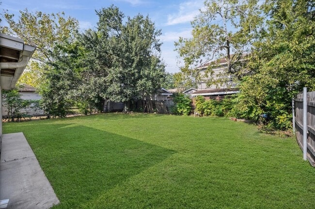 Building Photo - 2024 Des Jardines St