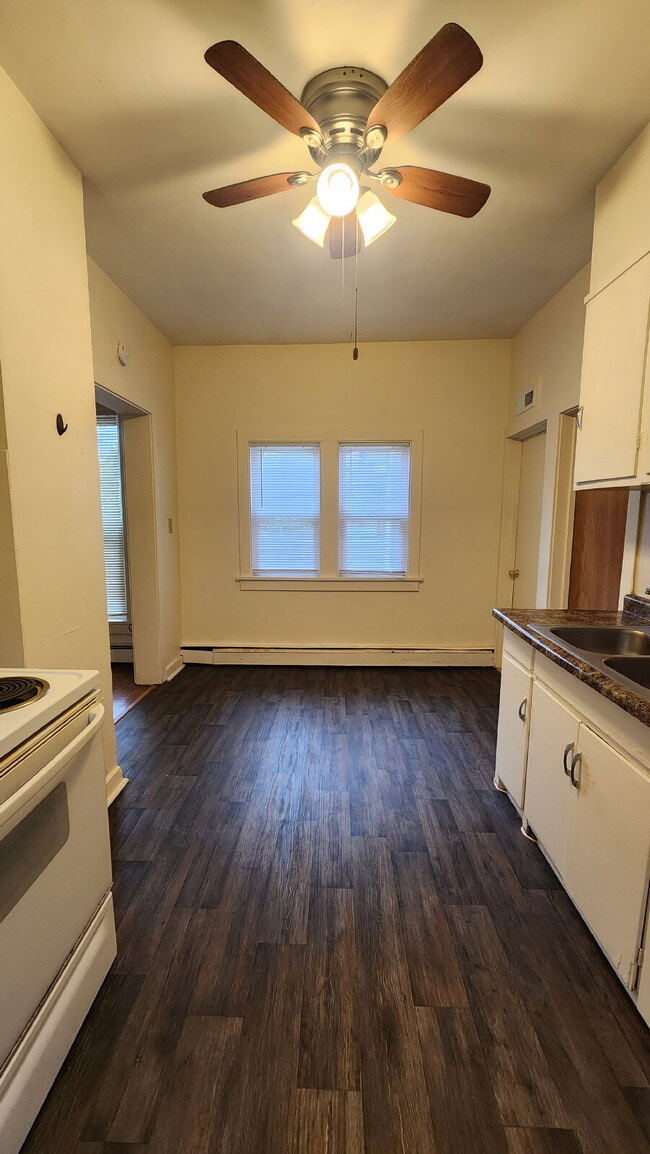 Building Photo - 2 Bedroom, 1 Bathroom with Laundry & Off Street Parking - Available August 1st!