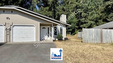 Building Photo - MOVE-IN READY LUXURY RENTAL - Beautifully Renovated 3 Bedroom, 2 Bathroom Duplex in Quiet Cul-de-...