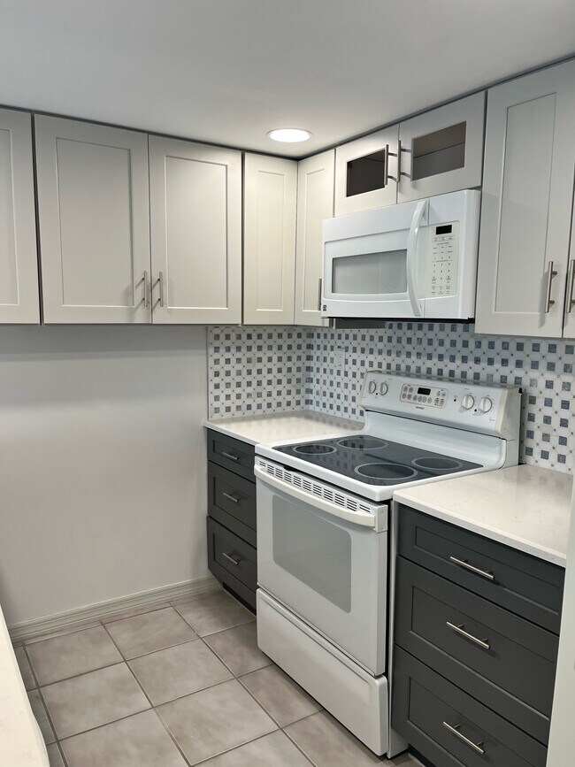 3 bottom cabinets with 3 drawers - 4580 SW 68th Court Cir