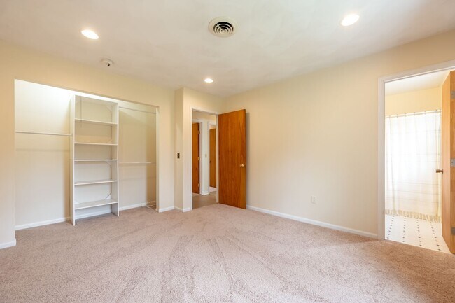 Building Photo - Spacious Ranch Close to Campus