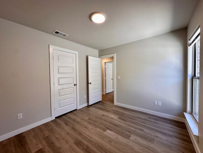 Building Photo - 5817 Settler Ave