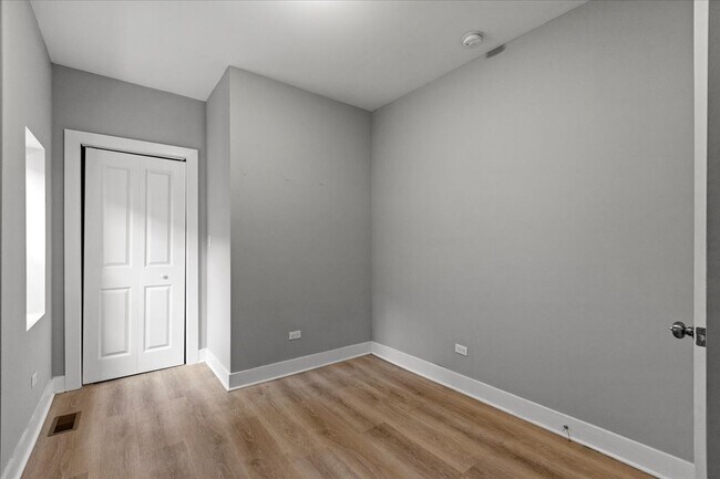 Building Photo - 3701 W Diversey Ave
